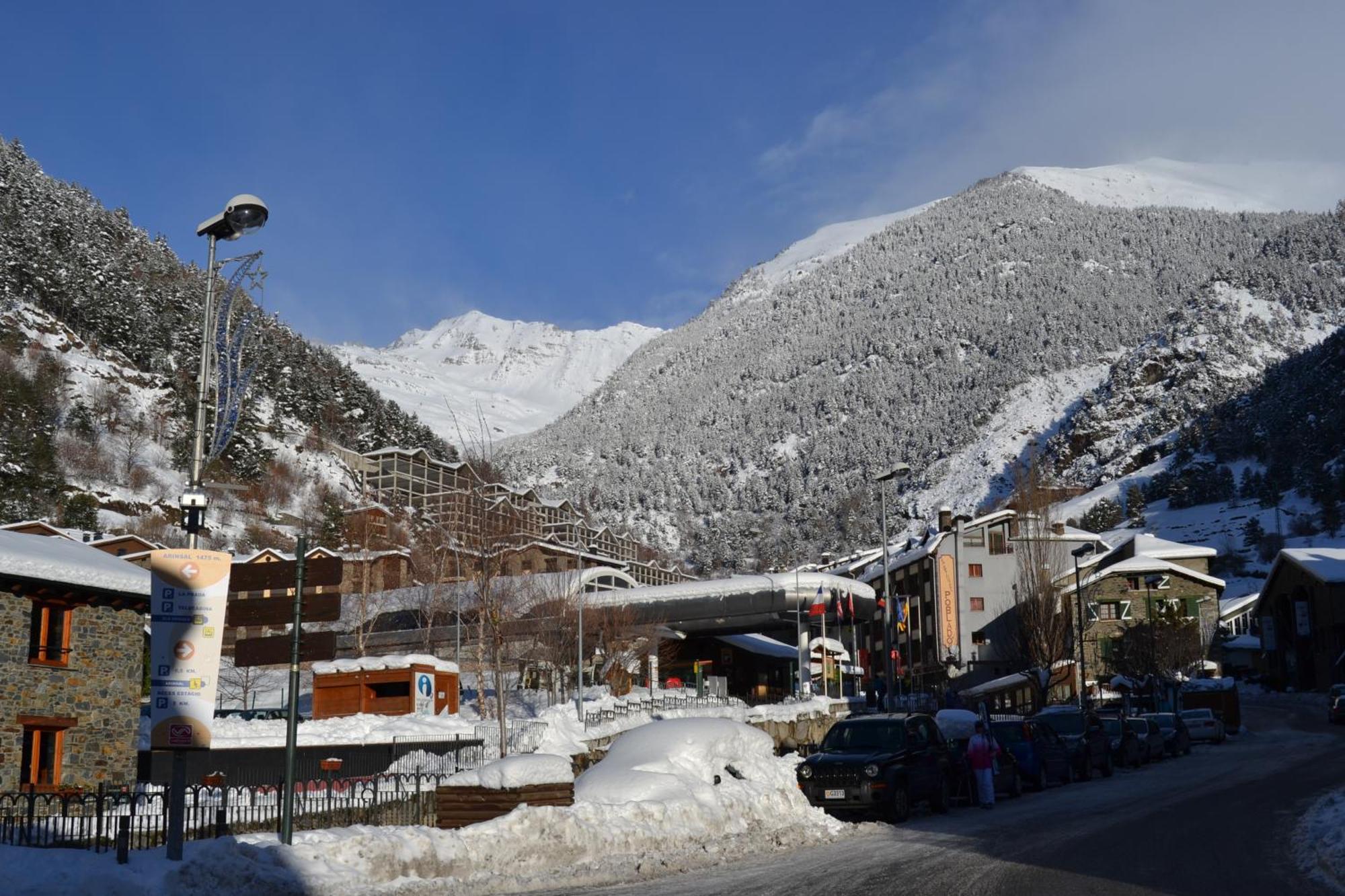 Apartamentos Turisticos Poblado Arinsal Eksteriør billede